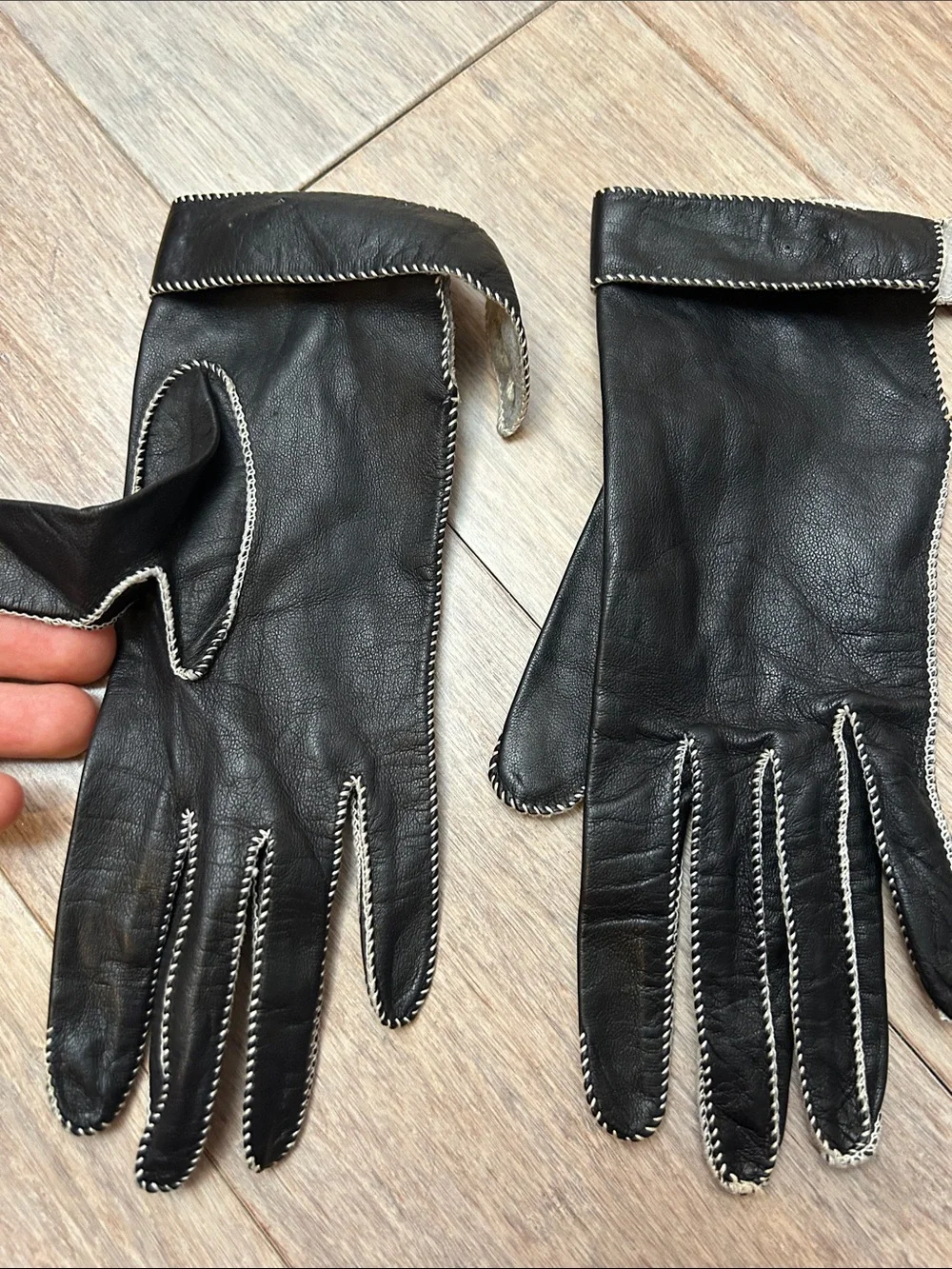 Women's Black Leather Gloves with Contrast Stitching sz 6